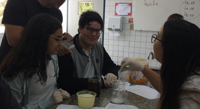 Experiência no Laboratório - 2ª série Ensino Médio