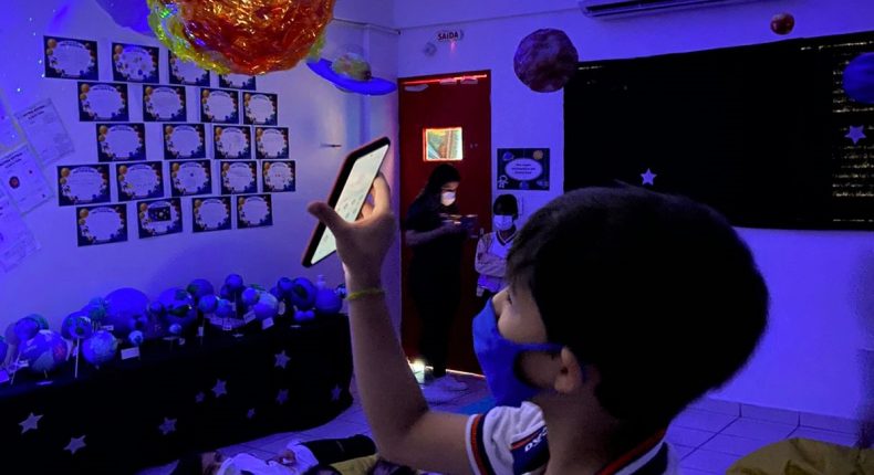 Turmas do 3º ano transformam a sala de aula em um planetário