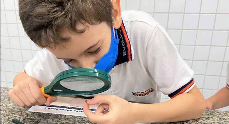 Análise do solo em laboratório instiga alunos na aula de Ciências