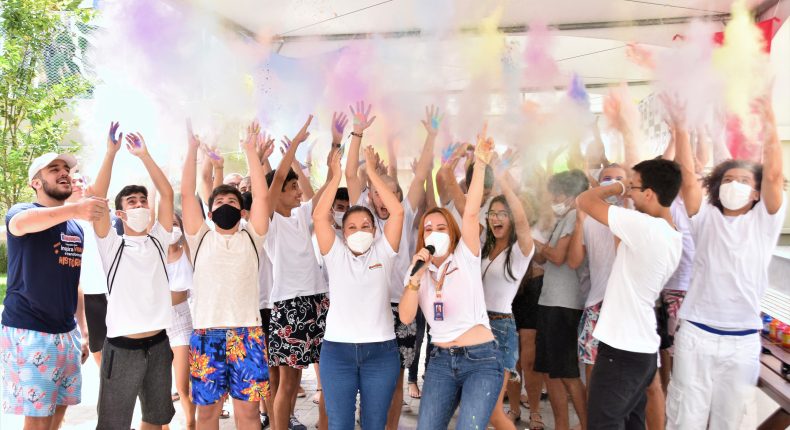 Festa de cores e alegria celebra a aprovação do Feras Evolução no Holi Festival