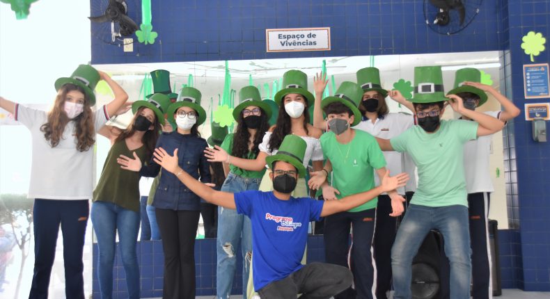 Programa Bilíngue celebra Saint Patrick's Day com turmas dos Anos Finais