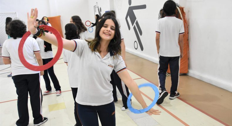 Turmas do 8º e 9º aprendem a arte do malabarismo em aula de Educação Física