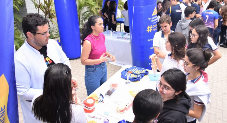 Alunos do Ensino Médio participam de Feira das Profissões Evolução