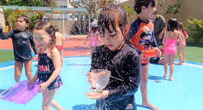 Infantil 4 participa de experiências com água no Acqua Play