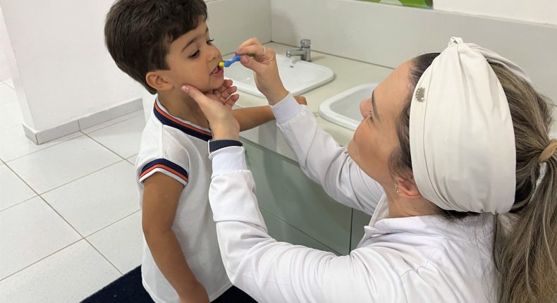 Turminhas do Infantil 2 recebem visita de odontopediatra